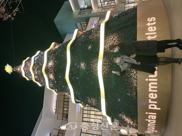 현대프리미엄아울렛 대전점이 1층 중앙광장에 높이 8.5미터의 이색적인 크리스마스 트리를 화려하게 점등하고 연말 고객들을 맞이한다. (사진=현대프리미엄아울렛 대전점 제공)