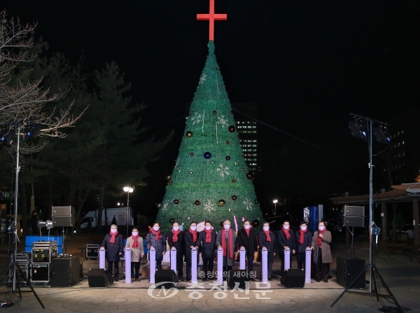 25일 대전 서구청 앞 보라매공원에서 크리스마스트리 축제 점등식이 진행되고 있다. (사진=서구 제공)