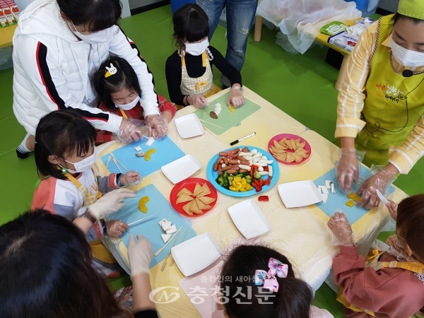 관내 유치원에서 체험식 요리교실 모습.   (사진=옥천군보건소 제공)