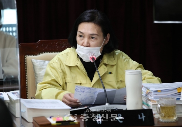 김은나 충남도의원이 지난 12일 교육청에 대한 사무감사에서 학교폭력 처리관련 질의를 하고 있다. (사진=충남도의회 제공)