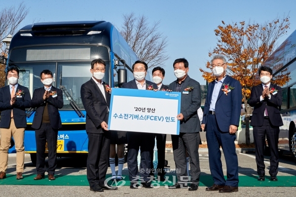 (왼쪽부터) 이인철 현대자동차 부사장, 오세현 시장, 이준일 온양교통대표, 이경수 아산여객대표가 수소시내버스 전달식에서 기념사진을 찍고 있다(사진=아산시 제공)
