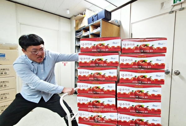 충주시 홍보맨 김선태 주무관이 최근 익명의 구독자로부터 받은 사과 20박스를 코로나19로 고생하는 의료진에게 기부했다. (사진=충주시 제공)