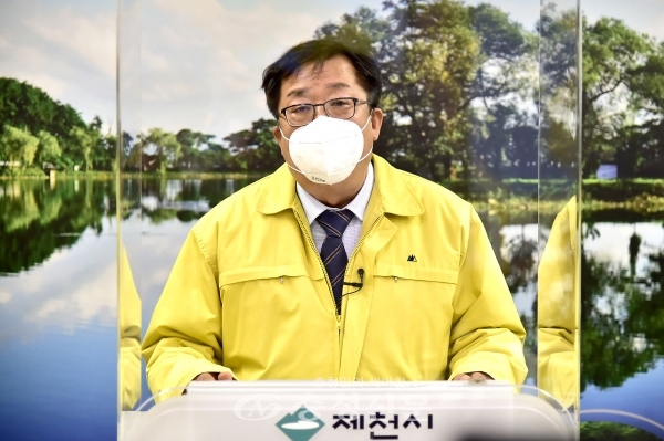 이상천 제천시장이 코로나 19 관련 온라인 브리핑을 하고 있다. (사진=제천시 제공)