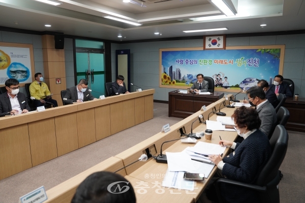 진천군청 소회의실에서 ‘주요현안 추진상황 점검회의’가 열리는 모습. (사진=진천군 제공)
