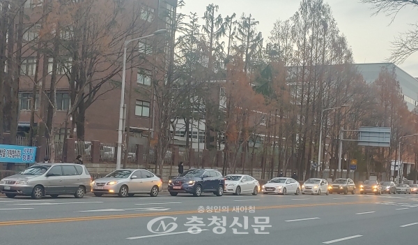 수험생을 태운 차량행렬. (사진=김용배 기자)