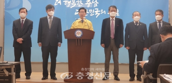 양승조 충남지사가 11일 도청 프레스룸에서 기자회견을 갖고 '충남형 공공간호사제도' 도입을 밝히고 있다. (사진=홍석원 기자)