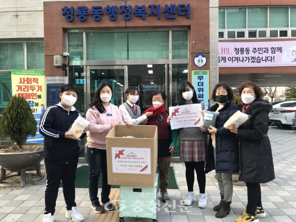 천안가온중학교가 지난 9일 청룡동에 학생들과 교직원이 손수 뜬 목도리와 마스크스트랩을 기부했다.  (사진=천안시 제공)