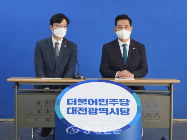 박영순 민주당 대전시당위원장과 장철민 의원이 14일 당사에서 기자회견을 갖고 대전의료원 예비타당성조사 면제에 대한 입장을 밝히고 있다.(사진=정용운 기자)