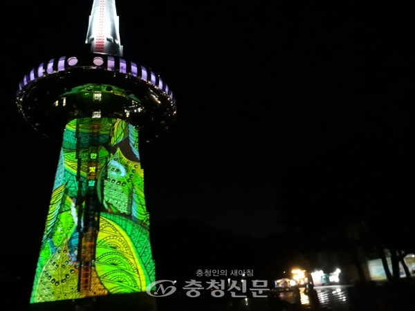 대전마케팅공사가 14일 한빛탑 미디어파사드 크리스마스 점등식 행사를 진행했다. (사진=황천규 기자)