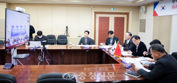 김선재(가운데) 배재대 총장이 지난 14일 중국 성도체육대학과 학생·교수 교류 협약을 온라인으로 체결하고 있다. (사진=배재대 제공)