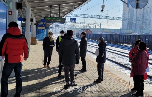 지난 17일 한국철도 관계자와 고객들이 직접 제천역의 시설물을 점검하며 소통하고 있다. (사진=한국철도 대전충청본부 제공)