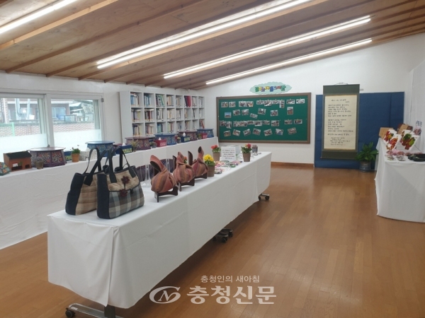 서천 문산마을도서관은 지난 17일 '삶의 이야기가 있는 작은 전시회'를 개최했다. (사진=서천군 제공)