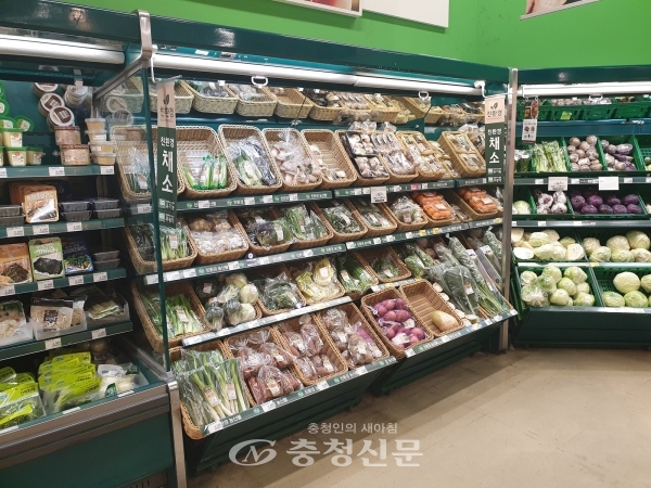 코로나19 재확산 여파로 집밥 수요가 증가하면서 채소와 고기 가격이 오르고 있다. 사진은 대전 중구의 한 대형마트 채소코너 (사진=최홍석 기자)