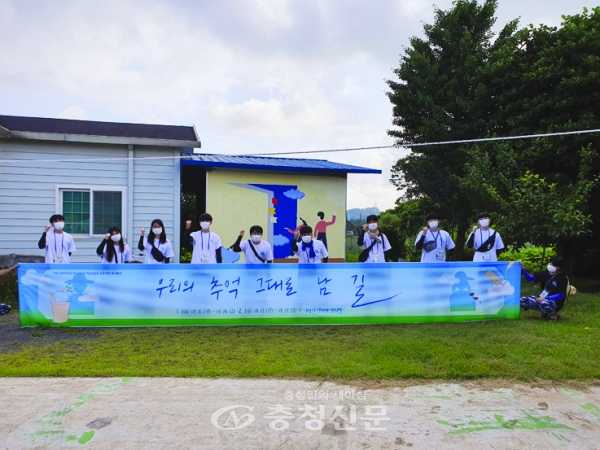 전북 군산에서 벽화 그리기 봉사활동에 참여한 한밭대 학생들이 기념촬영을 하고 있다. (사진=한밭대 제공)