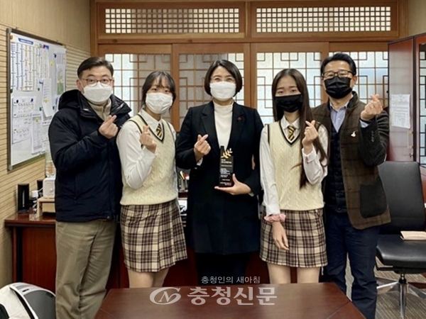 세종시의회 손현옥 의원이 한국청소년재단 주관‘제5회 청소년 희망 대상’을 수상했다.(사진=세종시의회 제공)