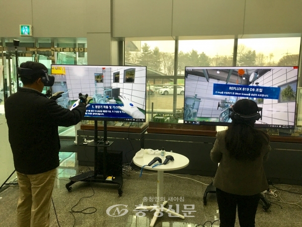 29일 가스기술공사 직원들이 대전 본사에서 정압기 정비교육용 VR 시뮬레이터를 체험하고 있다. (사진=한국가스기술공사 제공)