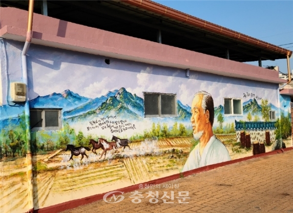뉴딜사업이 완료된 옥천읍 마을 담장 벽화모습.(사진=옥천군 제공)