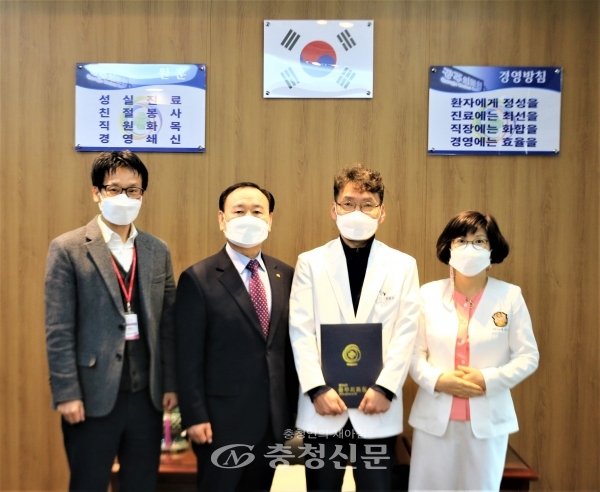 박종선 신경외과과장(좌에서 세번째) 임명식 모습.(사진=공주의료원 제공)