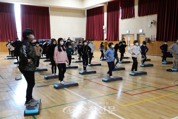 아산 송남초등학교 학생들이 스텝박스를 활용한 '건강걷기'로 기초체력을 키우고 있다. (사진=충남교육청 제공)