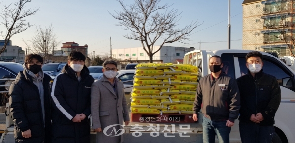 ㈜화승케미칼 노동조합이 지난 6일 둔포면 행정복지센터에 사랑의 쌀 10Kg 80포를 전달했다. (사진=아산시 제공)