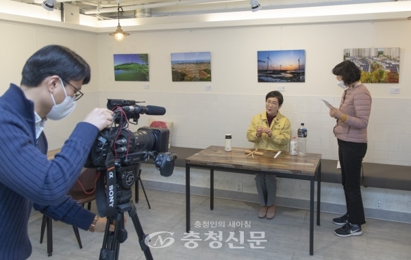 박정현 대덕구청장은 지난 8일 에너지카페 1호점에서 '플라스틱 줄이기, 고고 챌린지' 캠페인을 펼쳤다. (사진=대덕구 제공)