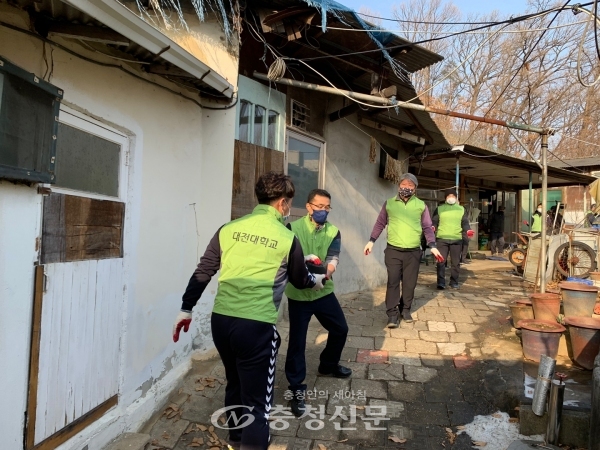 대전대학교 교직원 10여명은 13일 용운동 일대에서 대전용운종합사회복지관과 ‘사랑의 연탄나눔 봉사활동’을 펼쳤다. (사진=대전대 제공)