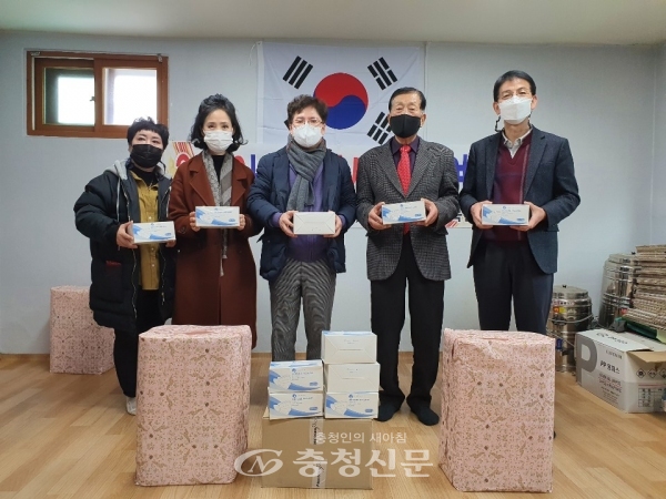 홍성 홍북읍이 내포사회복지연구원과 함께 홍북읍 대한노인회분회에 마스크 500매를 전달했다. (사진=홍성군 제공)