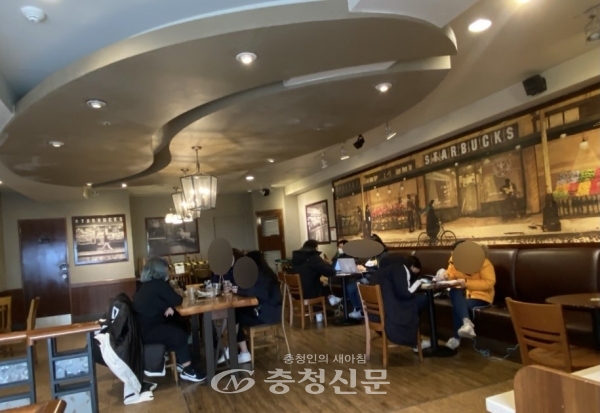 18일 대전지역 카페 취식이 가능해지면서 시민들이 카페에 앉아 커피를 마시고 있다. (사진=황아현 기자)