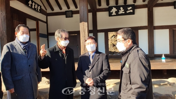 김현모 문화재청장이 19일 최근 보물로 지정된‘옥천 이지당’을 방문했다. (사진=옥천군 제공)