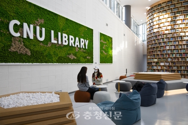 충남대학교 중앙도서관이 신축 도서관 개관으로 전통과 첨단이 결합된 새 모습을 공개했다. (사진=충남대 제공)