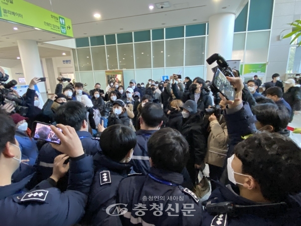 20일 오후 3시 경 대전지역 유흥업소 관계자들이 시청에 들어와 허태정 대전시장과의 면담을 요청하고 있다. (사진= 황아현 기자)
