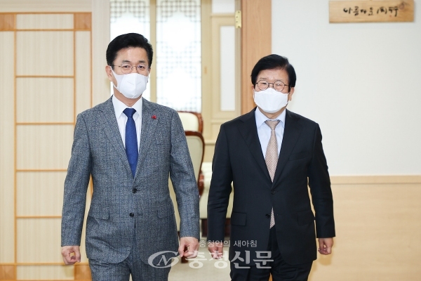22일 허태정 대전시장은 대전에 방문한 박병석 국회의장을 찾아 시정의 주요 현안에 대해 건의했다. (사진=대전시 제공)