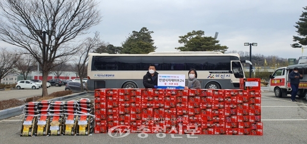 한샘식자재마트 24가 지난 21일 아산시에 취약계층 지원을 위한 후원물품을 전달했다. (사진=아산시 제공)