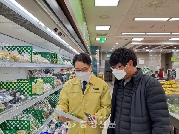 김동영 제천시지부장(왼쪽)이 관내 하나로 마트를 찾아 관계자로부터 식품안전관리 설명을 듣고 있다. (사진=농협 제천시지부 제공)