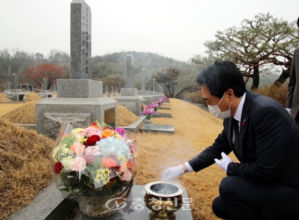 김상옥의사기념사업회(회장 박수현)는 '김상옥 의사 일대천 서울시가전 승리 제98주년'을 기념하며 22일 11시 국립 현충원 독립유공자 묘역에 안장되어 계신 김상옥 의사의 묘소에서 참배하고 있다.