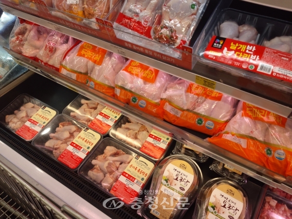 최근 고병원성 AI로 가금류의 살처분이 계속되면서 닭고기 가격이 무섭게 오르고 있다. 사진은 대전 중구의 한 대형마트 육계 코너(사진=최홍석 기자)