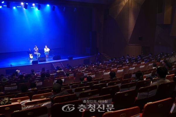 지난해 사비마루 공연장을 찾은 유튜브스타 해리안윤소안 공연 모습 (사진=국립부여박물관 제공)