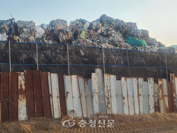 천안시 성환읍 한 마을에 쓰레기산을 연상케하는 1만 3천여 톤의 폐기물이 1년 넘게 방치돼 있다. (사진=충청신문)