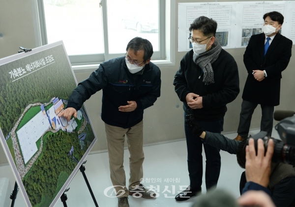 김현수 농림축산식품부 장관이 지난 28일 에너지 자립마을 홍성군 결성면‘원천마을’을 방문했다. (사진=홍성군 제공)