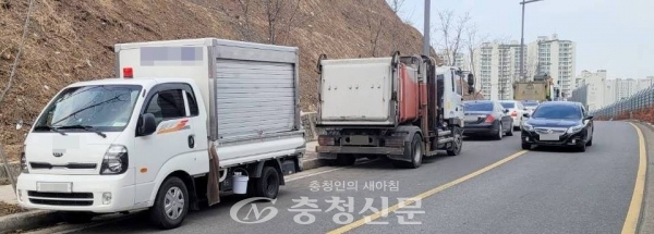 28일 오전 대전 동구 토천1길에서 차량이 주차 차량 때문에 중앙선을 침범하고 있다. (사진=정용운 기자)