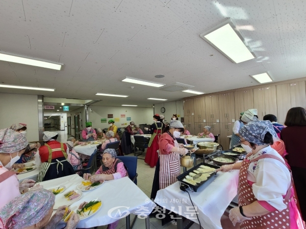 증평노인전문요양원, 설맞이 명절 음식 만들기 프로그램 장면. (사진=증평군 제공)