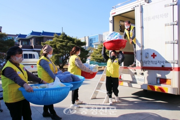 홍성적십자봉사관 설맞이 이불세탁봉사 활동 모습 (사진=적십자사 충남지사 제공)