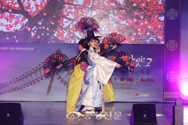 지난해 비상주단체인 예송의 '춤추는 가얏고' 공연 모습 (사진=옥천군 제공)