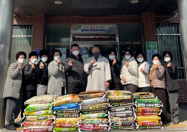 천안시 광덕사가 지난 19일 광덕면행정복지센터를 방문해 어려운 이웃을 위한 쌀 500kg을 기부했다.  (사진=천안시 제공)