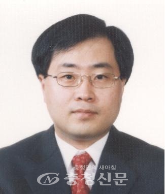 신동헌 신임 충남선관위원장.