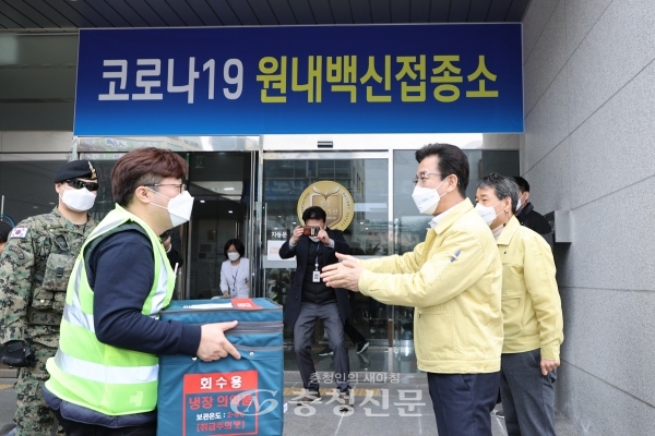 허태정 대전시장은 25일 대전성심요양병원에 들러 코로나19 백신 접종 준비 상황을 점검했다.
