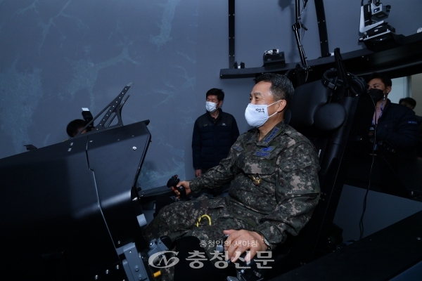 이성용 공군참모총장이 2일 사천에 있는 한국항공우주산업(KAI)를 찾아 한국형전투기(KF-X) 개발센터에서 한국형전투기 시뮬레이터에 직접 탑승하고 있다. (사진=공군제공)