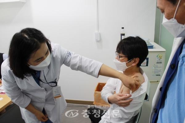 제천 명지병원 의료진이 코로나 19 예방 백신을 접종하고 있다. (사진=명지병원 제공)