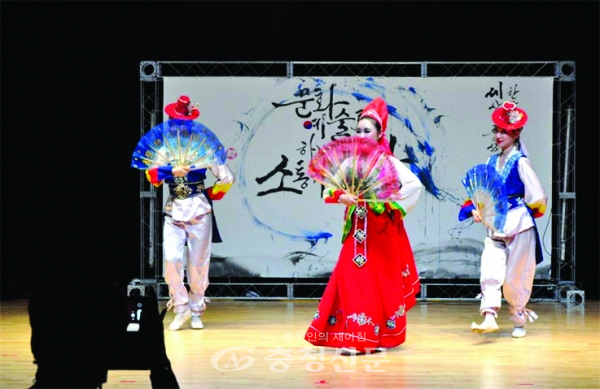 평양예술단 김옥인 단장 부채춤을 선보이고 있다.