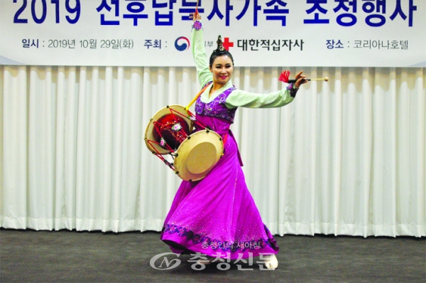 평양민속예술단 김옥인 단장이 북한무용을 선보이고 있다.